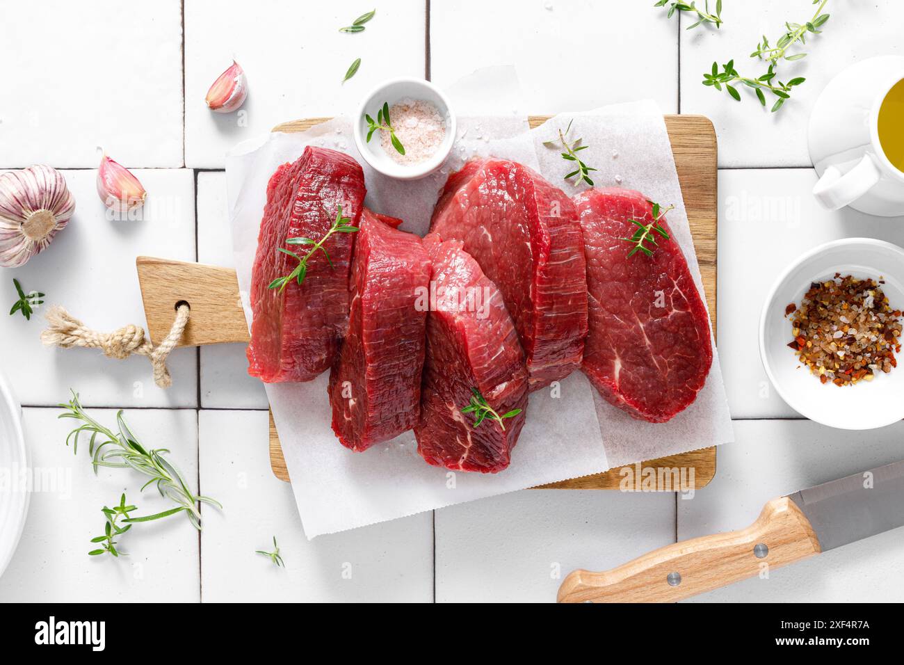 Boeuf. Filet de bœuf cru, steaks de bœuf avec ingrédients pour la cuisson. Vue de dessus Banque D'Images