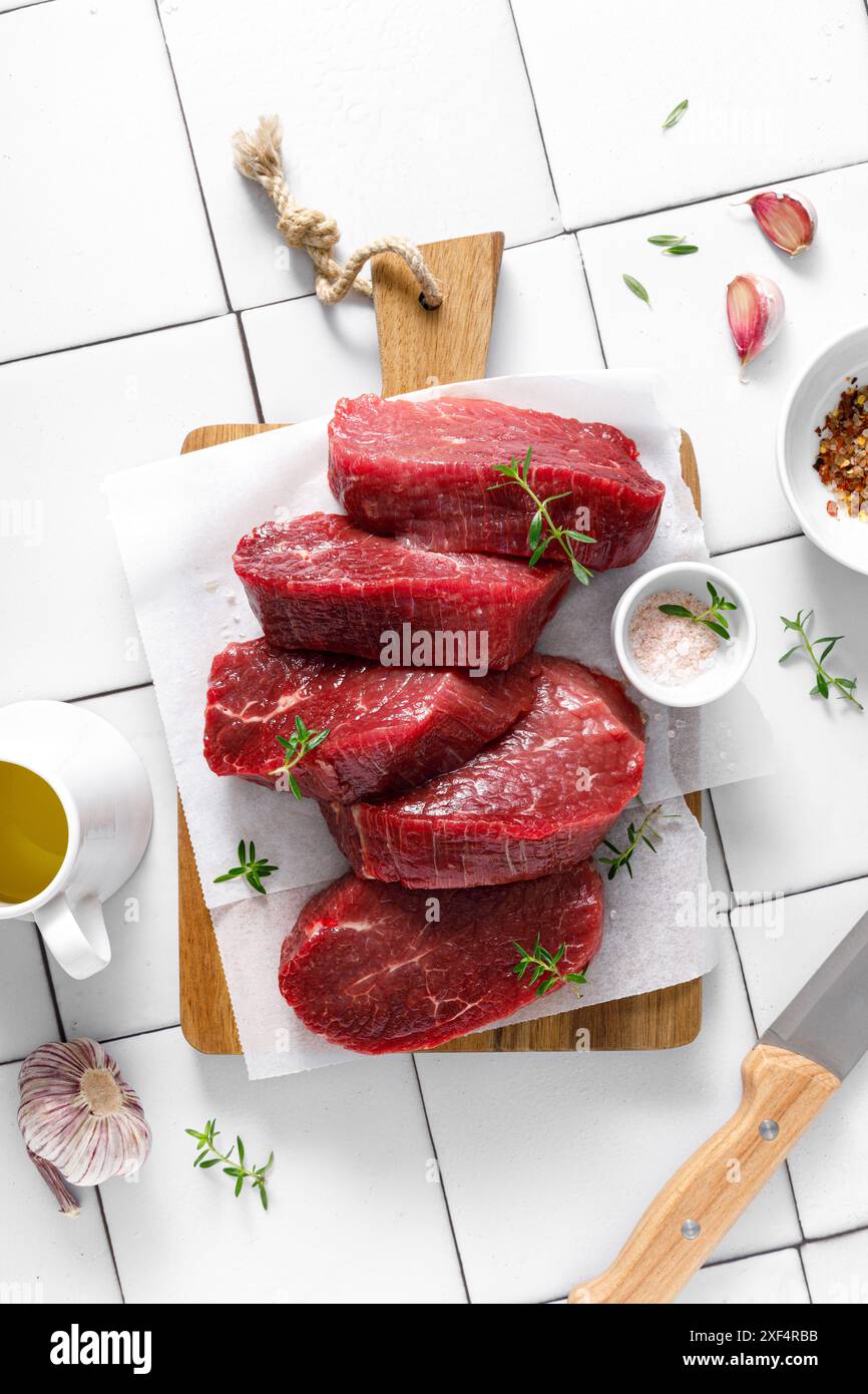 Boeuf. Filet de bœuf cru, steaks de bœuf avec ingrédients pour la cuisson. Vue de dessus Banque D'Images