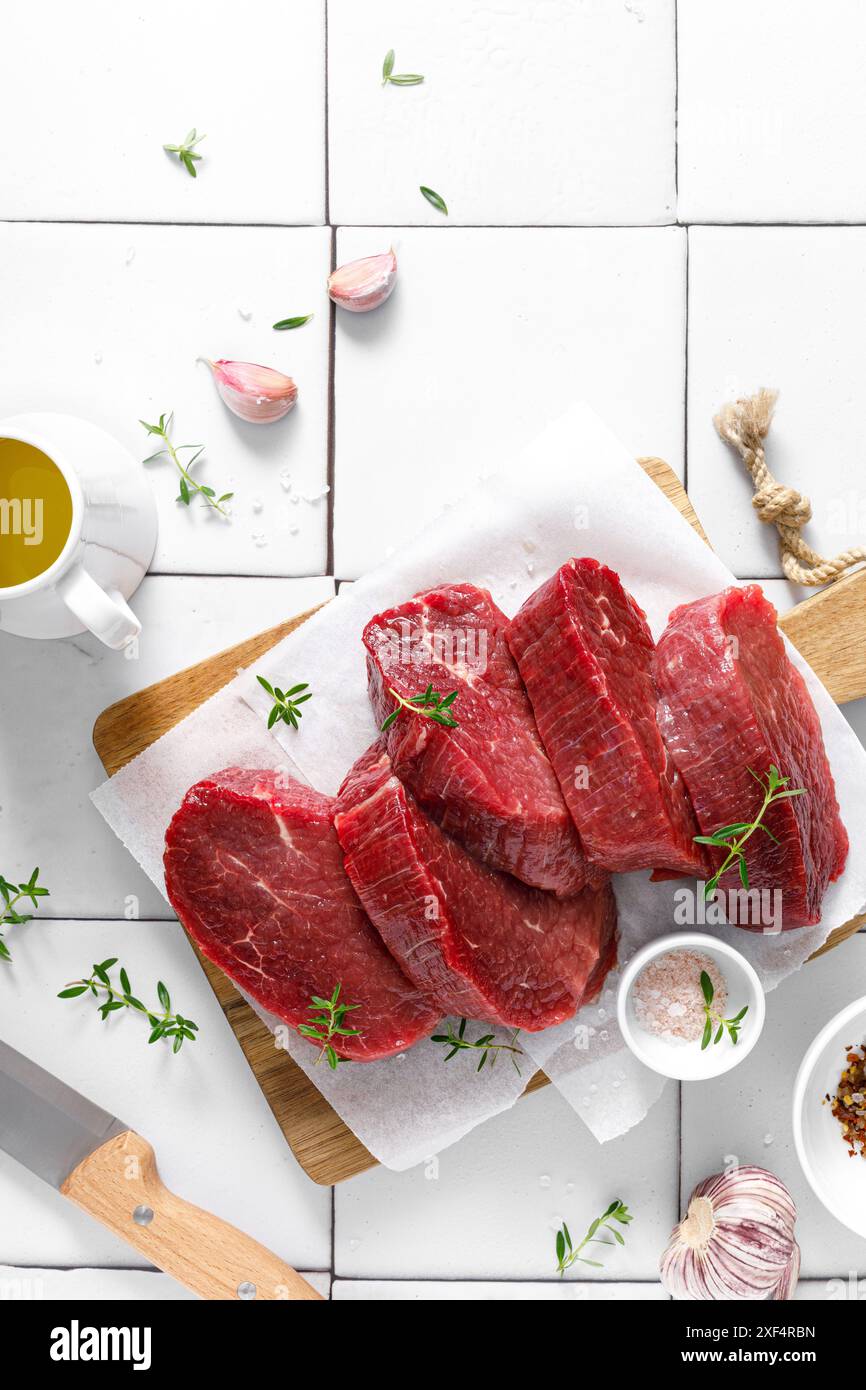 Boeuf. Filet de bœuf cru, steaks de bœuf avec ingrédients pour la cuisson. Vue de dessus Banque D'Images