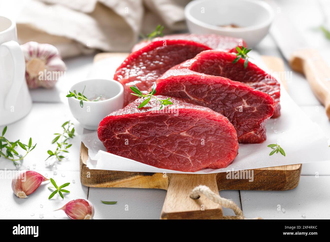 Boeuf. Filet de bœuf cru, steaks de bœuf avec ingrédients pour la cuisson Banque D'Images