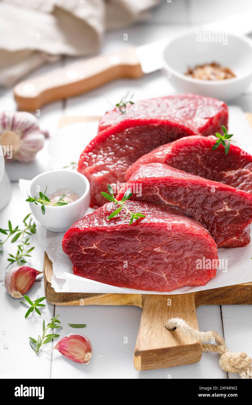 Boeuf. Filet de bœuf cru, steaks de bœuf avec ingrédients pour la cuisson Banque D'Images