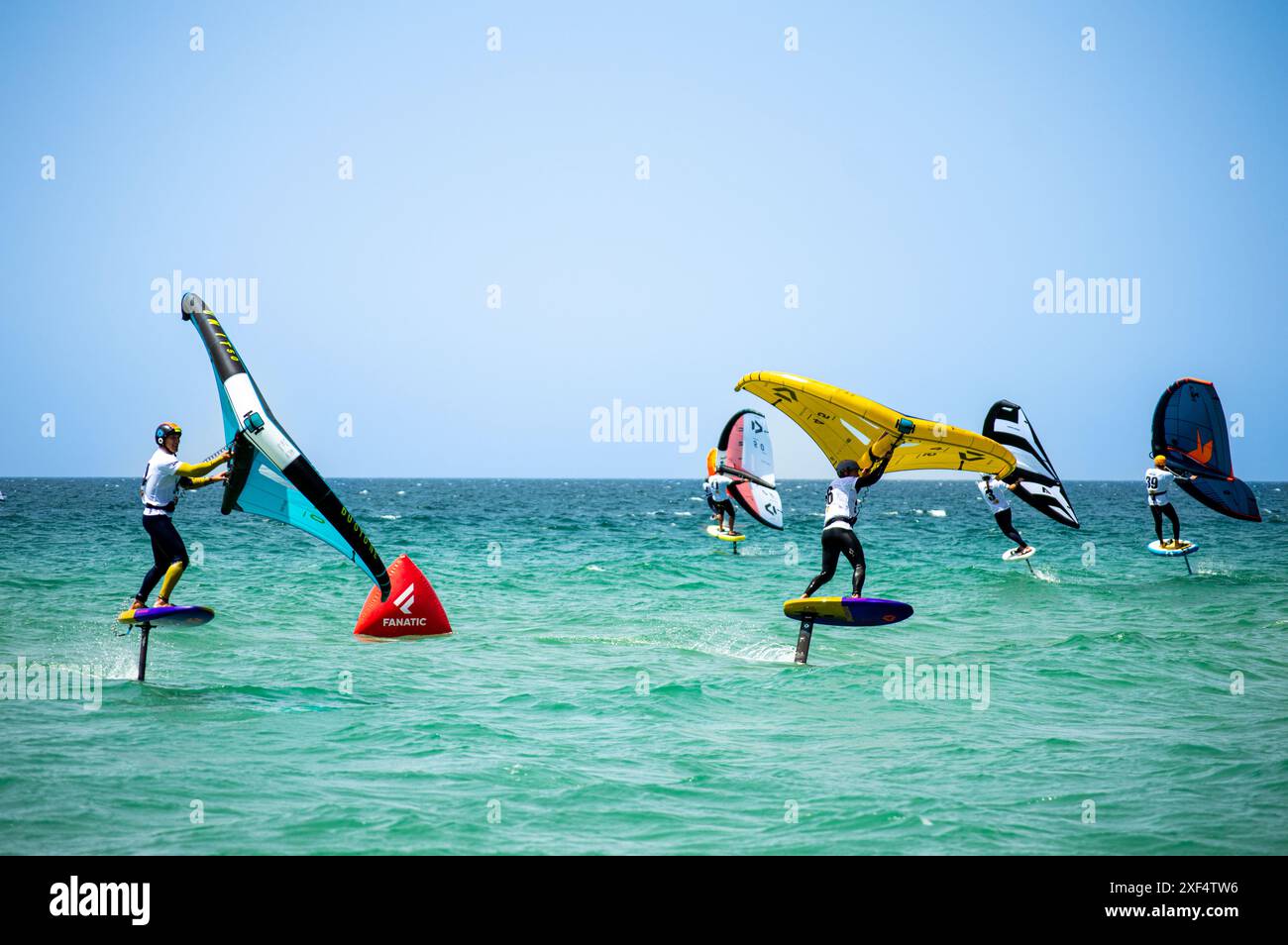 TARIFA, ESPAGNE - 25 MAI 2024 : kitesurf sur la plage de Valdevaqueros, détroit de Gibraltar à Tarifa, Espagne, le 25 mai 2024 Banque D'Images