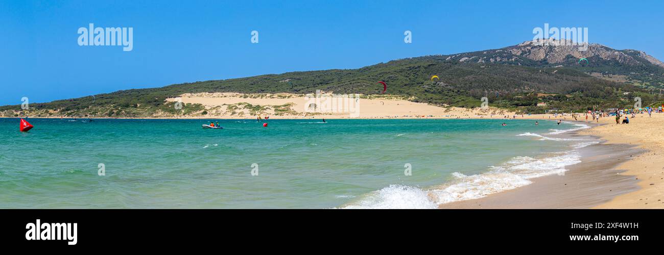 TARIFA, ESPAGNE - 25 MAI 2024 : kitesurf sur la plage de Valdevaqueros, détroit de Gibraltar à Tarifa, Espagne, le 25 mai 2024 Banque D'Images