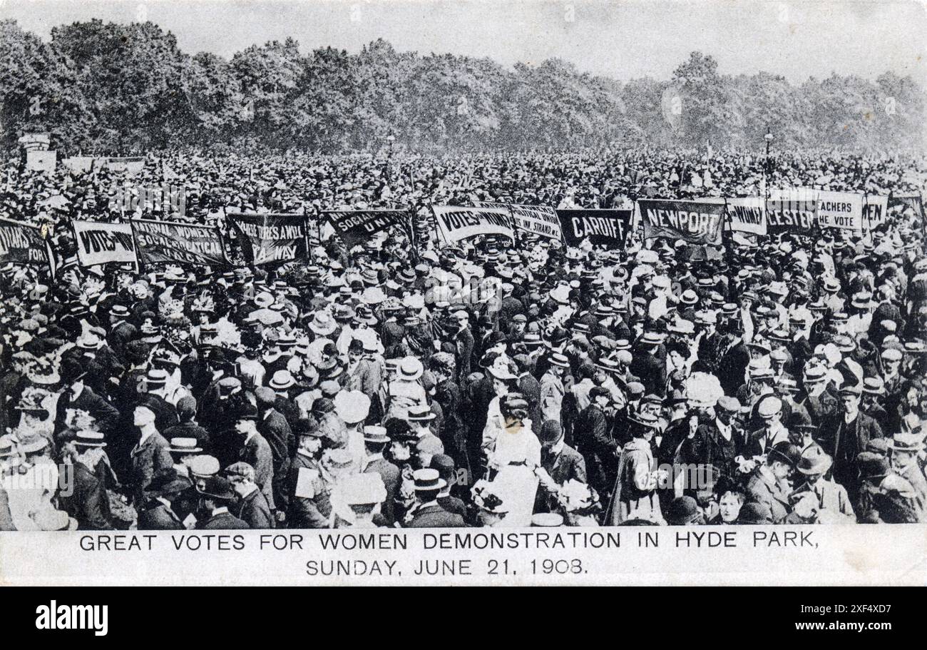 Suffragette Women's Sunday, carte postale 1908 montrant la marche du 21 juin et le rassemblement à Hyde Park organisé par Emmeline Pankhurst's Women's social and Political Union, la plus grande manifestation organisée jusqu'alors en Grande-Bretagne. Banque D'Images