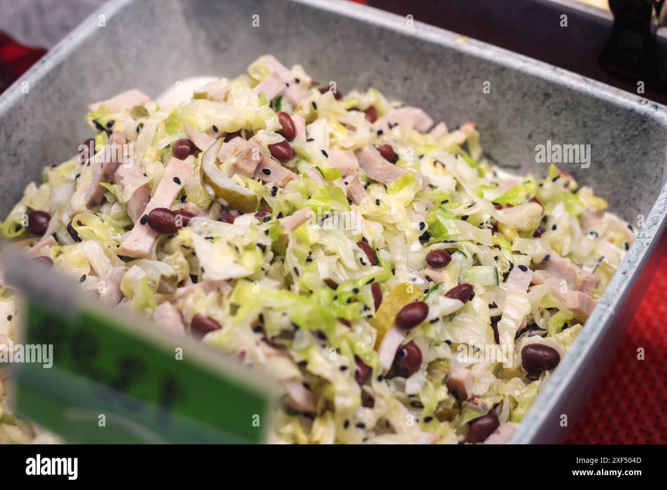 Une vue détaillée d'une salade saine avec des haricots et du chou, présentant un mélange d'ingrédients frais parfait pour un repas nutritif Banque D'Images