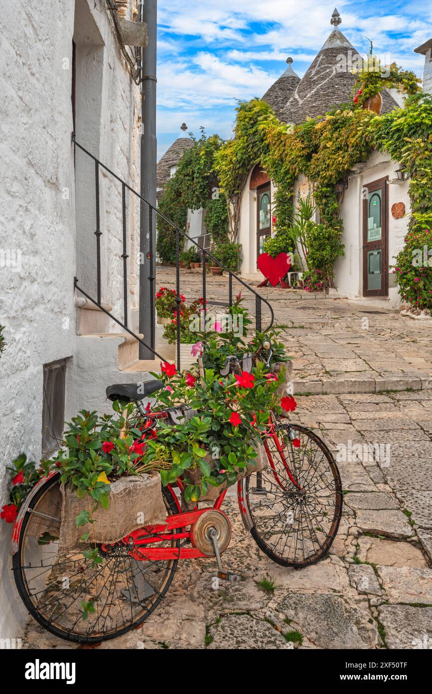 Rues d'Alberobello, Italie avec les maisons historiques de Trullo. Banque D'Images