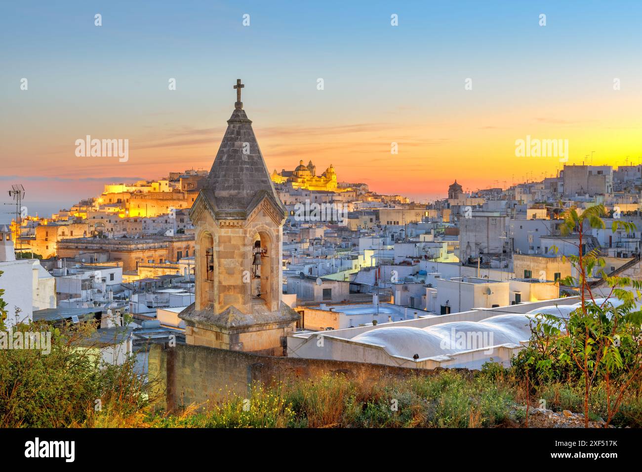 Ostuni, Italie ville historique skyline dans les Pouilles à l'aube. Banque D'Images