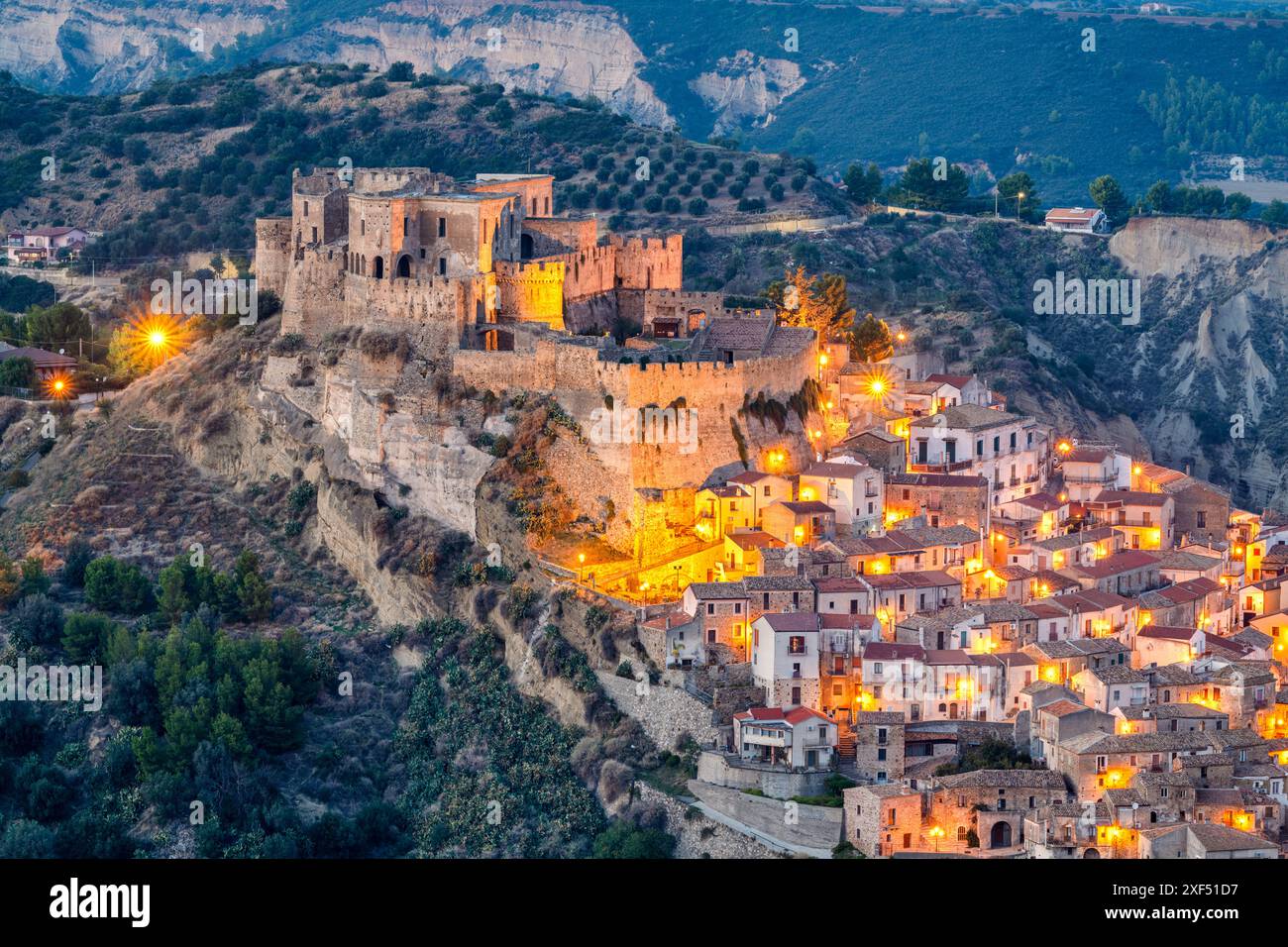 Rocca Imperiale, Italie ville au sommet d'une colline de nuit dans la région de Calabre. Banque D'Images