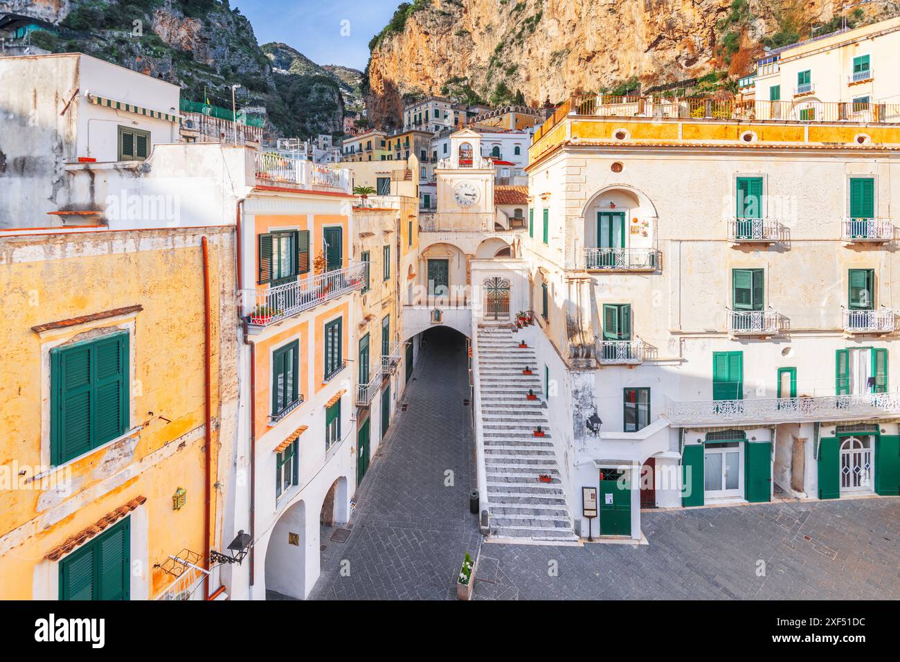 Atrani, en Italie, vue sur la ville sur la côte amalfitaine. Banque D'Images