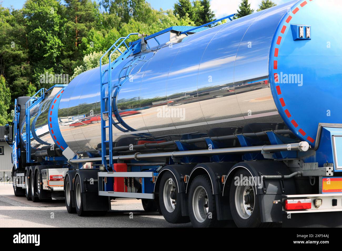 Détail de la vue arrière d'un camion bleu stationné avec des remorques-citernes transparentes. Banque D'Images