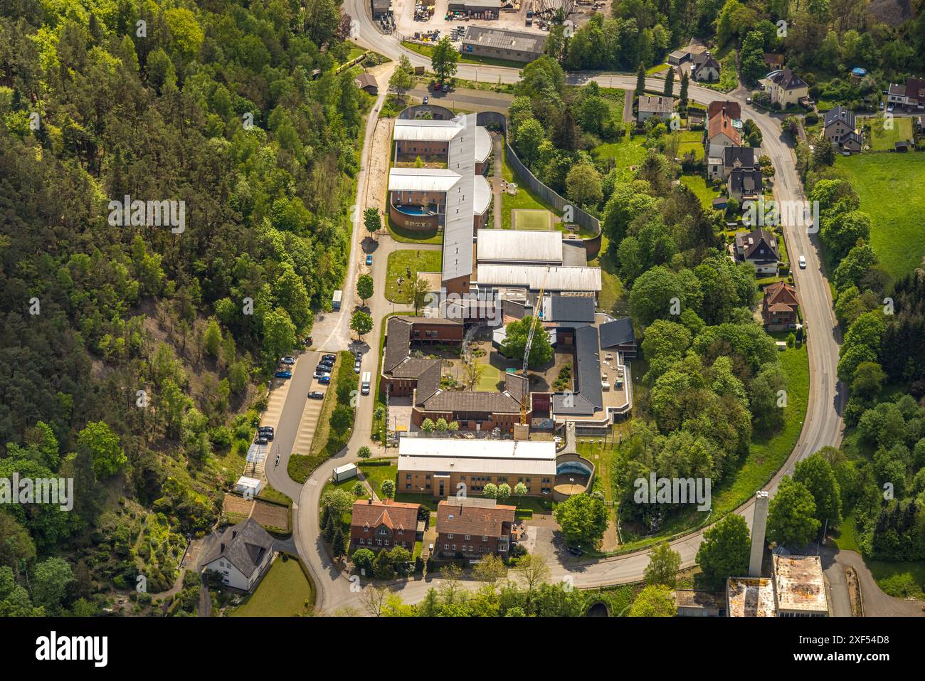 Vue aérienne, LWL-Klinik Marsberg avec chantier et grue de construction, zone d'entrée de la mine de visiteurs de Kilianstollen, Niedermarsberg, Marsb Banque D'Images