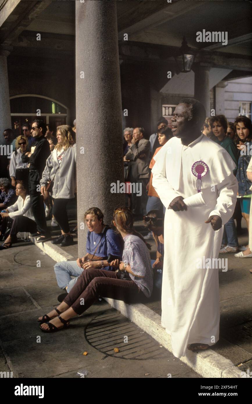 Les membres de la Fraternité de la Croix et de l'étoile, de l'Elephant and Castle, église du sud de Londres se rassemblent à Covent Garden pour prêcher et participer à des danses «spirituelles». Cette église semi-chrétienne a été fondée par Olumba Olumba OBU connu sous le nom de OOO. Ses membres l'adorent lui et Christ. Il croit qu'il est la huitième et dernière réincarnation de la Divinité. Covent Garden, Londres, Angleterre vers les années 1993 1990 Royaume-Uni HOMER SYKES Banque D'Images