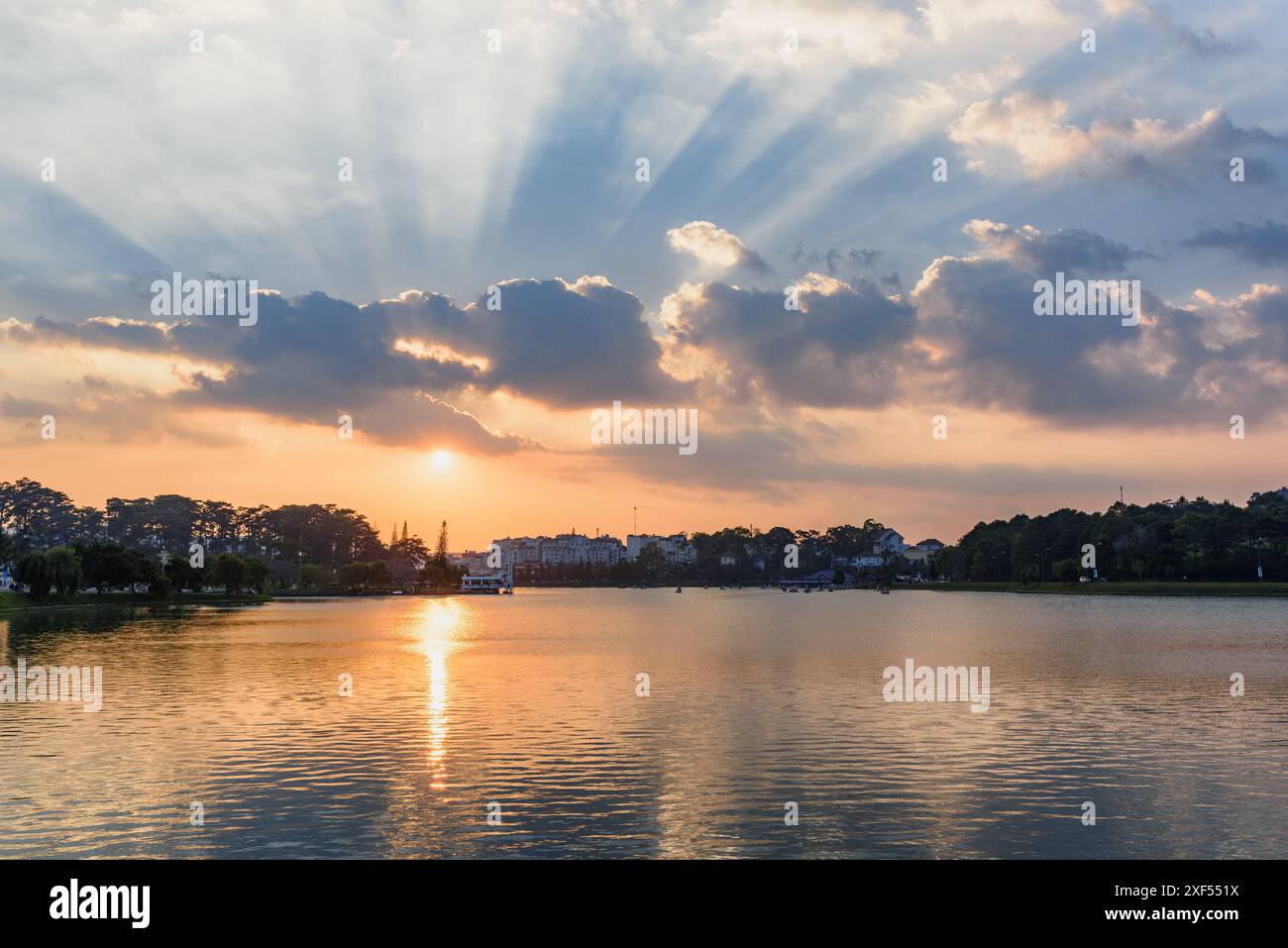 Vue imprenable sur le lac Xuan Huong dans le centre de Dalat au coucher du soleil, Vietnam. Dalat (Da Lat) est une destination touristique populaire de l'Asie. Banque D'Images