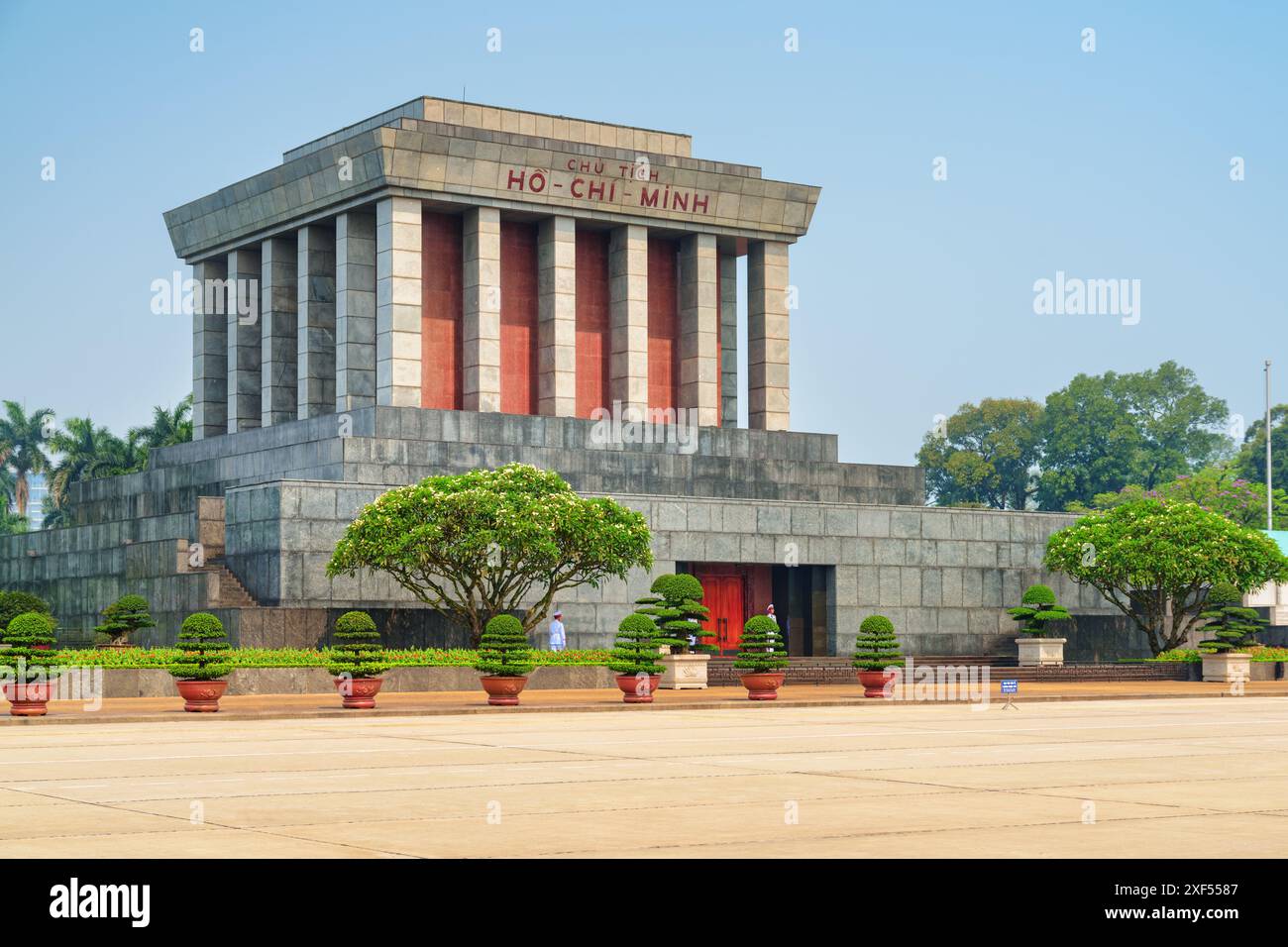 Vue imprenable sur le Mausolée du président Ho Chi Minh sur la place Ba Dinh, Hanoi, Vietnam. Le mausolée est une destination touristique populaire de l'Asie. Banque D'Images