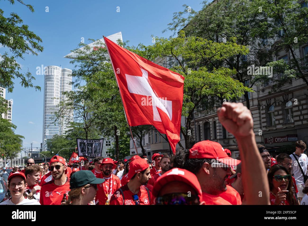 29.06.2024, Berlin, Allemagne, Europe - les fans de l'équipe nationale suisse de football marchent avant-match dans City West pendant l'UEFA EURO 2024. Banque D'Images