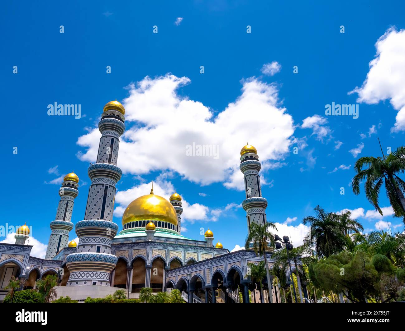 La belle vue de la mosquée Jame' ASR Hassanil Bolkiah, nommé d'après Hassanal Bolkiah, le 29ème et actuel sultan de Brunei à Bandar Seri B. Banque D'Images