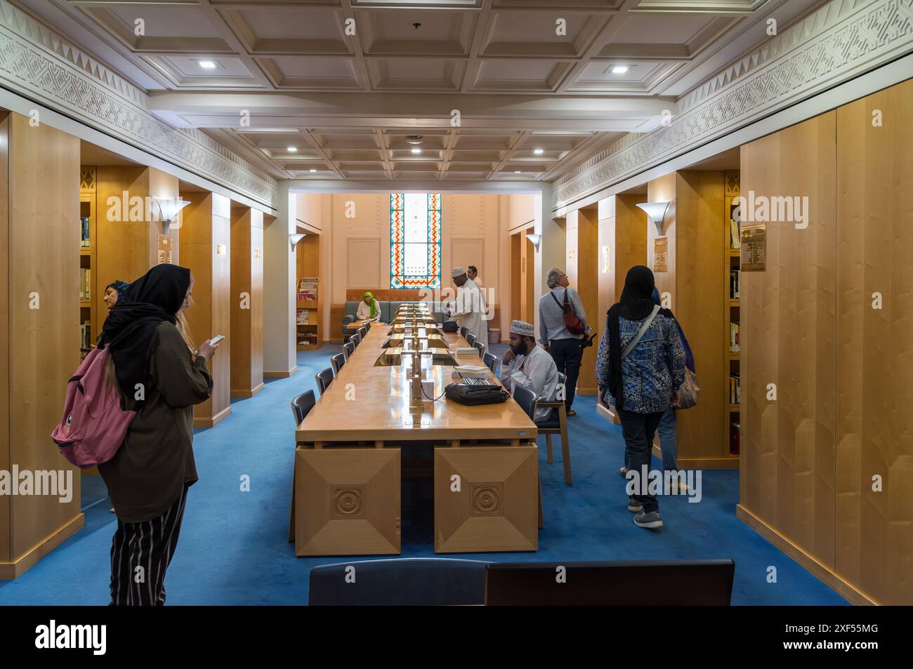 Muscat, Oman, moyen-Orient - 10 février 2020 : visiteurs à l'intérieur de la bibliothèque de la Grande Mosquée de Muscat, Sultanat d'Oman Banque D'Images