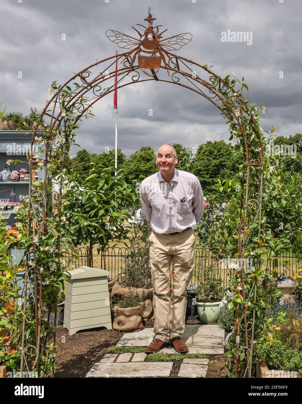 Londres, Royaume-Uni. 01 juillet 2024. Chris Barrie, star de Brittas Empire et Red Dwarf, dans le jardin de thé nature's Haven. Aperçu de presse au RHS Hampton court Palace Garden Festival (anciennement le Hampton court Flower Show). Le festival sera ouvert au public le mardi 2 juillet pour célébrer le meilleur du jardinage estival. Crédit : Imageplotter/Alamy Live News Banque D'Images