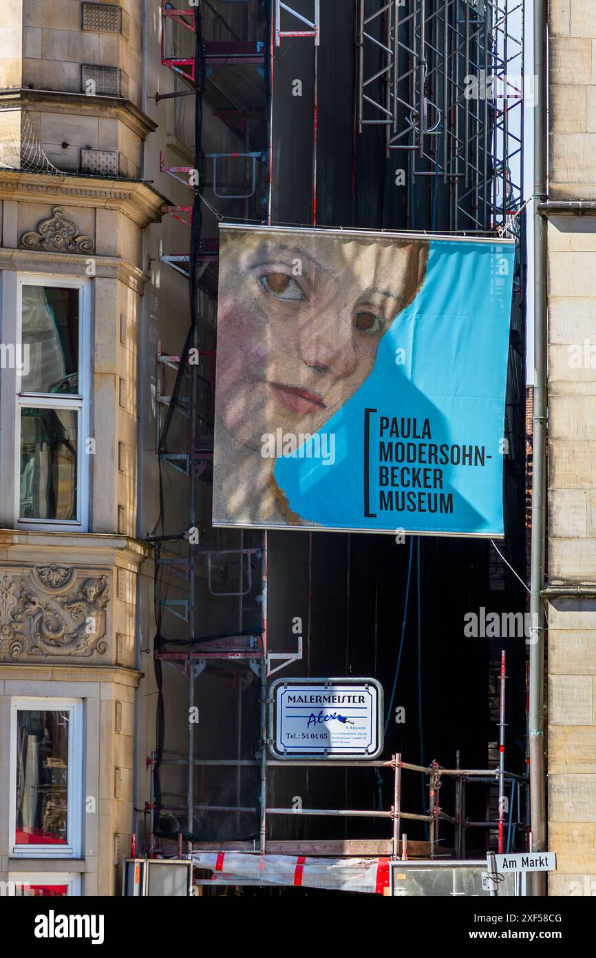 Bannière publicitaire pour le musée Paula-Modersohn-Becker à Böttcherstrasse à Brême. Il s'agit du premier musée au monde dédié à une femme peintre et a été ouvert en 1927. Il a été commandé par le fondateur et patron de Kaffee HAG Ludwig Roselius et construit par le sculpteur Bernhard Hoetger. Brême, Allemagne Banque D'Images