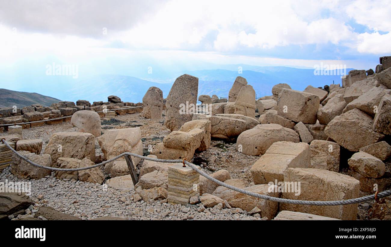 Le mont Nemrut, à son sommet, se dresse le sanctuaire de la tombe du roi Antiochus Ier de Commagène Banque D'Images