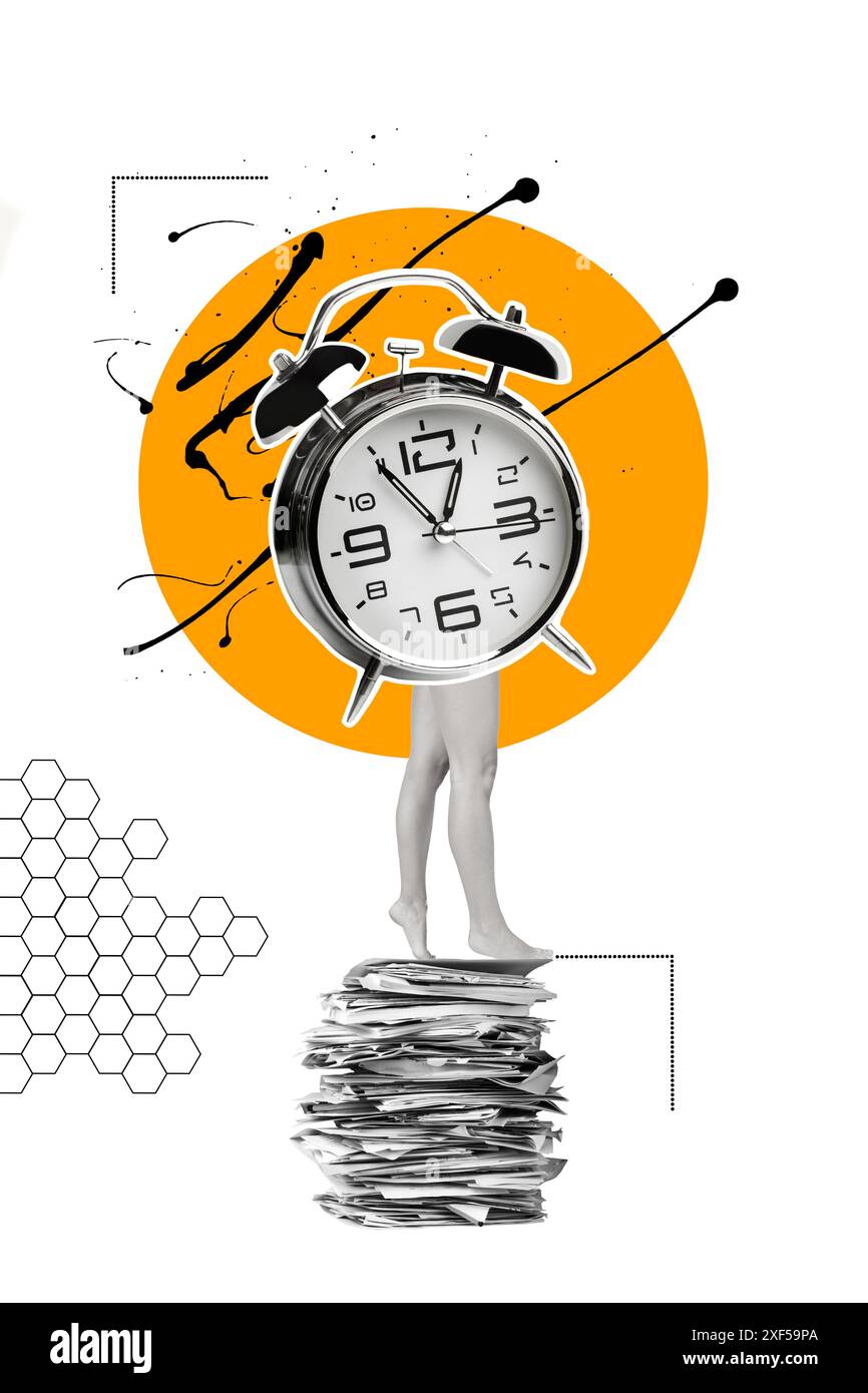 Jambes de femme marchant sur des papiers avec un réveil sur ce que le corps serait sur un cercle orange sur un fond blanc Banque D'Images