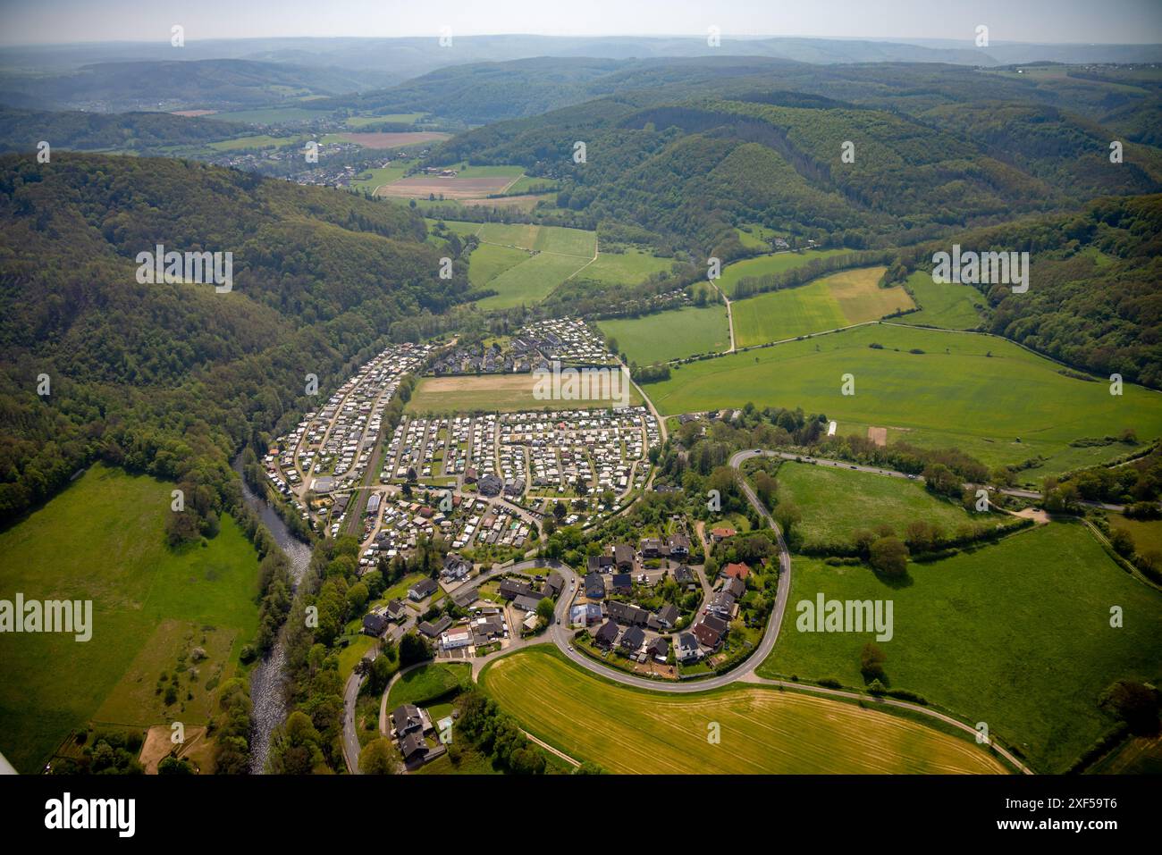 Vue aérienne, camping Hetzingen à la rivière Rur pittoresque situé entre collines et vallées avec zone forestière, Brück, Nideggen, Rhénanie du Nord-O. Banque D'Images Vue aérienne, camping Hetzingen à la rivière Rur pittoresque situé entre collines et vallées avec zone forestière, Brück, Nideggen, Rhénanie du Nord-O. Banque D'Images