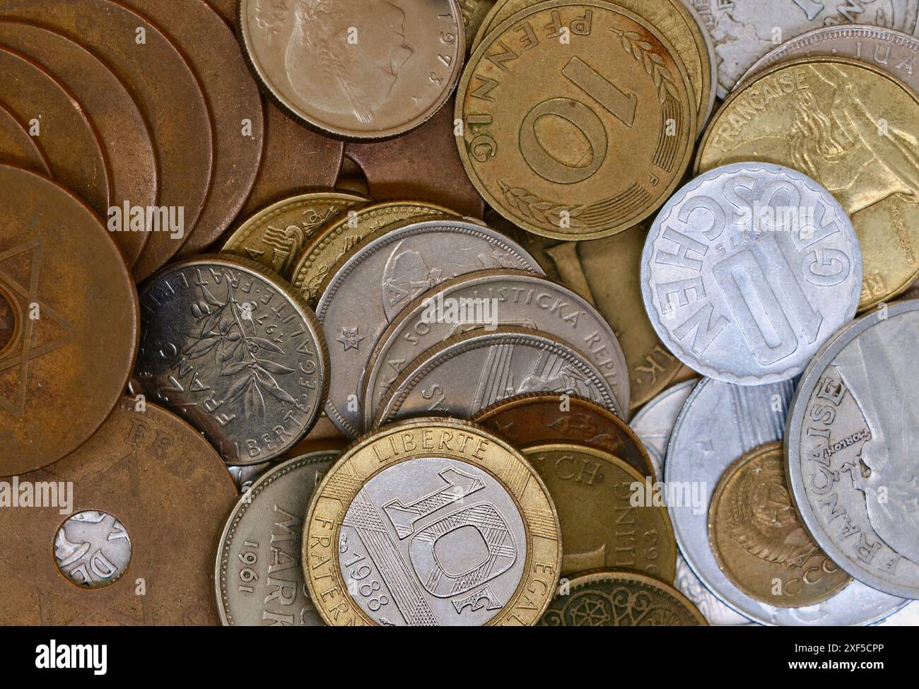 Photo d'un mélange de vieilles pièces usagées en gros plan d'Europe, y compris la Russie et le Nigeria Banque D'Images