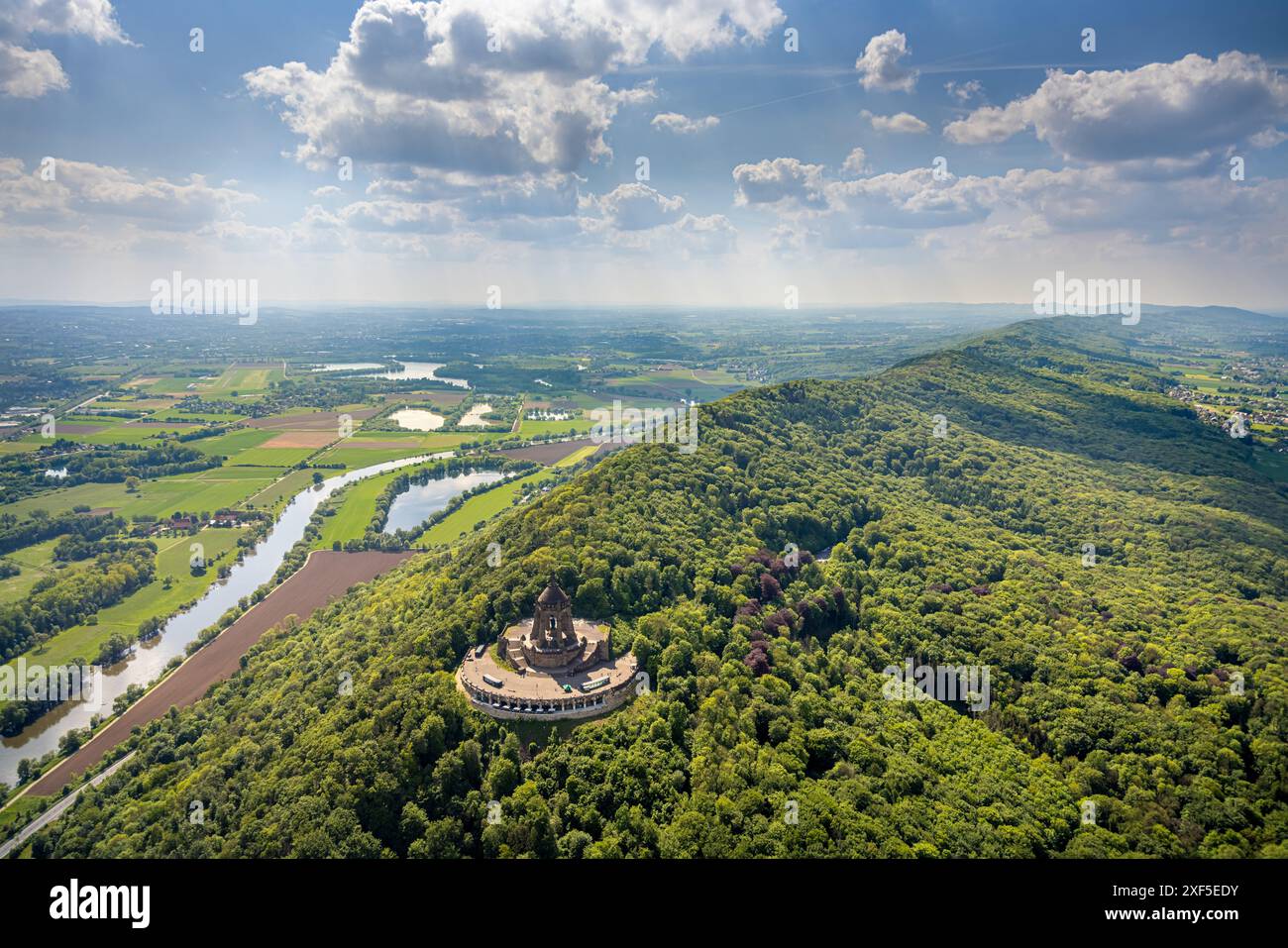 Vue aérienne, Kaiser Wilhelm Monument, monument culturel, Wiehengebirge et rivière Weser, lac Wedigenstein, vue lointaine avec ciel bleu et nuages, Lerb Banque D'Images