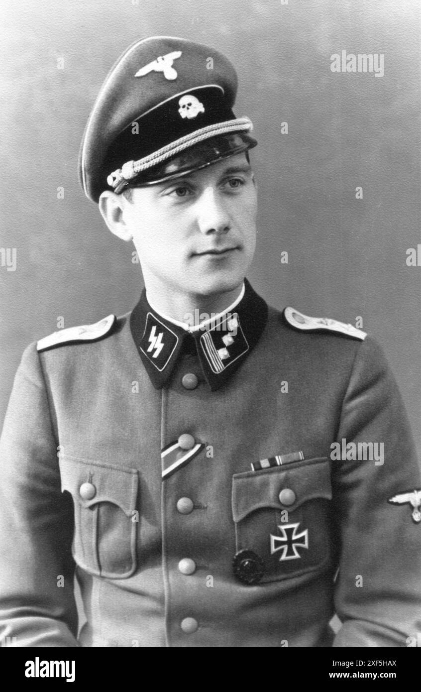 Allemagne. Env. 1940 : portrait d'un Hauptsturmführer allemand (chef de la tempête de tête) de la Waffen-SS. L'officier porte des rubans de médailles indiquant qu'il a reçu les médailles Anschluss et Sudetenland pour son service pendant l'annexion de l'Autriche et l'occupation des Sudetenland en 1938. Il a également reçu les Eisernes Kreuz (Croix de fer) de 2e et 1re classe et un Verwundetenabzeichen de 3e classe (insigne de blessure). Banque D'Images