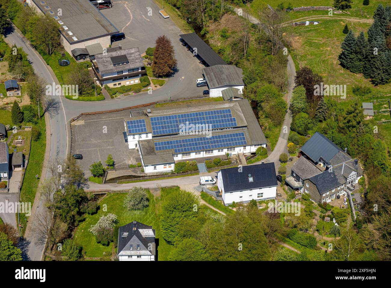 Vue aérienne, I und M GmbH & Co KG entreprise de construction métallique, toit solaire, Falken Arena TUS 1921 Bödefeld, terrain de football, Bödefeld, Schmallenberg, Sau Banque D'Images