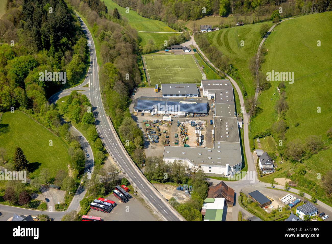 Photo aérienne, I und M GmbH & Co. KG entreprise de construction métallique, toit solaire, Falken Arena TUS 1921 Bödefeld, terrain de football, Bödefeld, Schmallenberg, Sau Banque D'Images