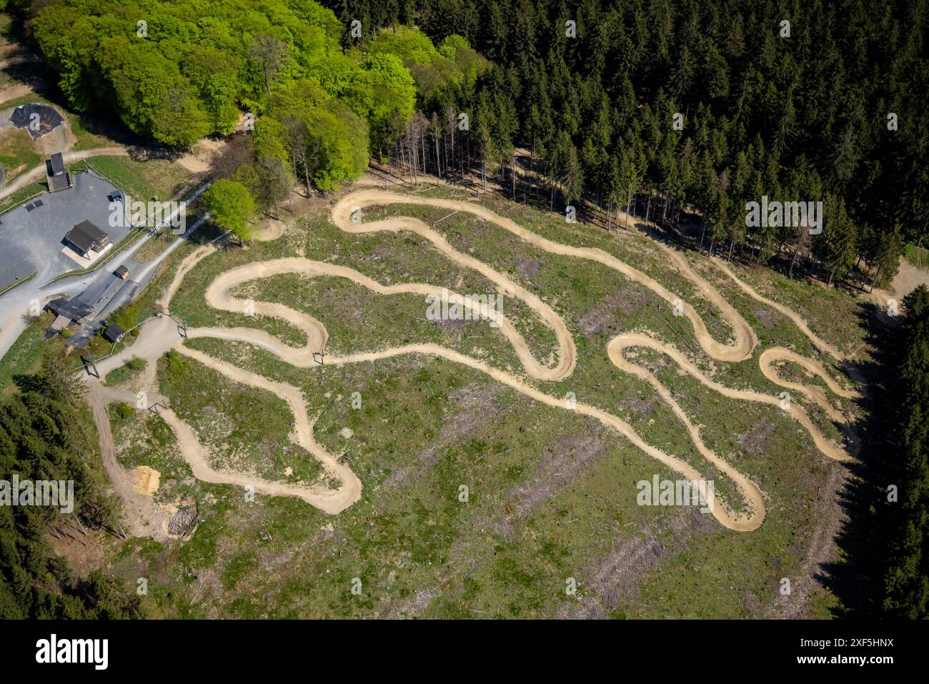 Vue aérienne, Green Hill Bikepark, piste de VTT dans le quartier de Gellinghausen, terrain serpenté, entouré de forêt, prairies et fi Banque D'Images