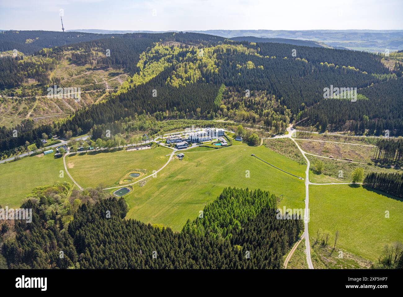 Vue aérienne, Hôtel Rimberg, hôtel de bien-être 4 étoiles dans un paysage boisé, gastronomie, chapelle interne, Osterwald, Schmallenberg, Sauerland, Rhénanie du Nord Banque D'Images