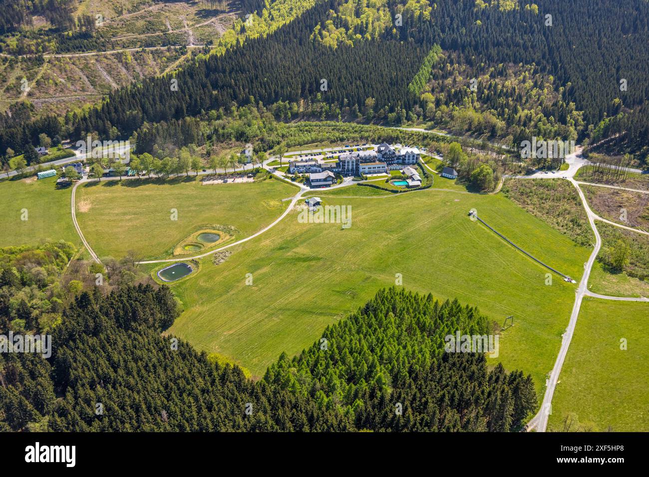 Vue aérienne, Hôtel Rimberg, hôtel de bien-être 4 étoiles dans un paysage boisé, gastronomie, chapelle interne, Osterwald, Schmallenberg, Sauerland, Rhénanie du Nord Banque D'Images