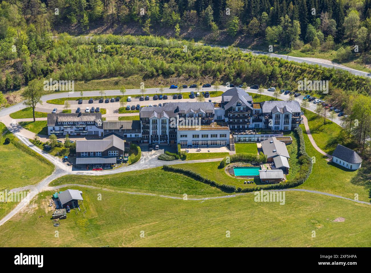 Vue aérienne, Hôtel Rimberg, hôtel de bien-être 4 étoiles dans un paysage boisé, gastronomie, chapelle interne, Osterwald, Schmallenberg, Sauerland, Rhénanie du Nord Banque D'Images