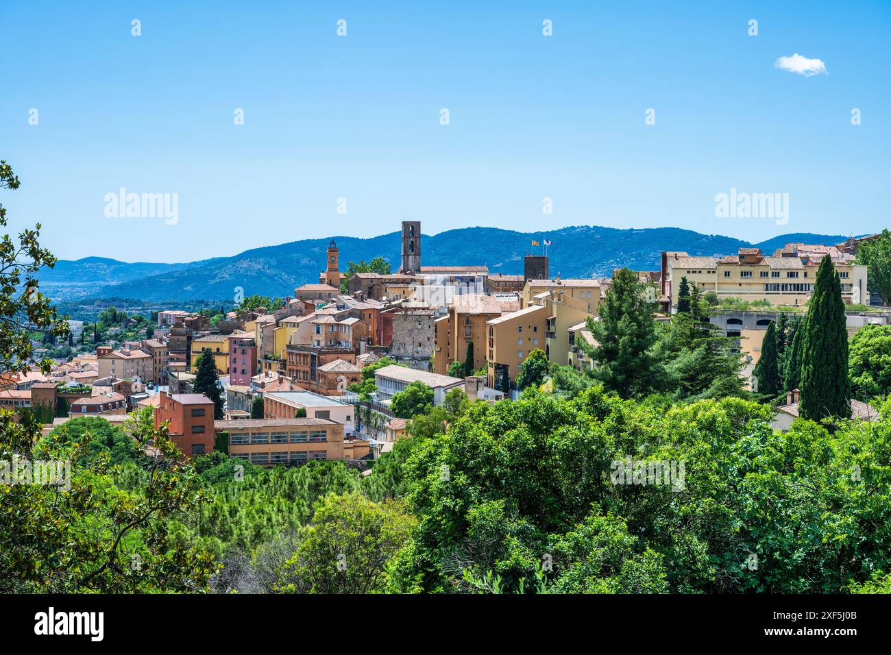 Vue de Grasse, considérée comme la capitale mondiale du parfum, une ville dans les collines au nord de Cannes sur la Côte d'Azur, Côte d'Azur, Provence, France Banque D'Images