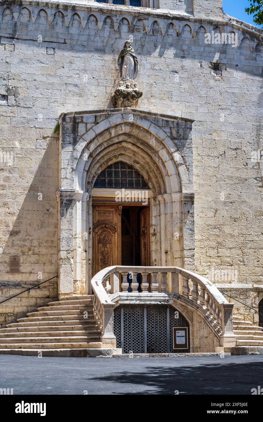 Marches et entrée principale de la cathédrale de Grasse sur la place du petit Puy dans la vieille ville de Grasse sur la Côte d'Azur, Côte d'Azur, Provence, France Banque D'Images