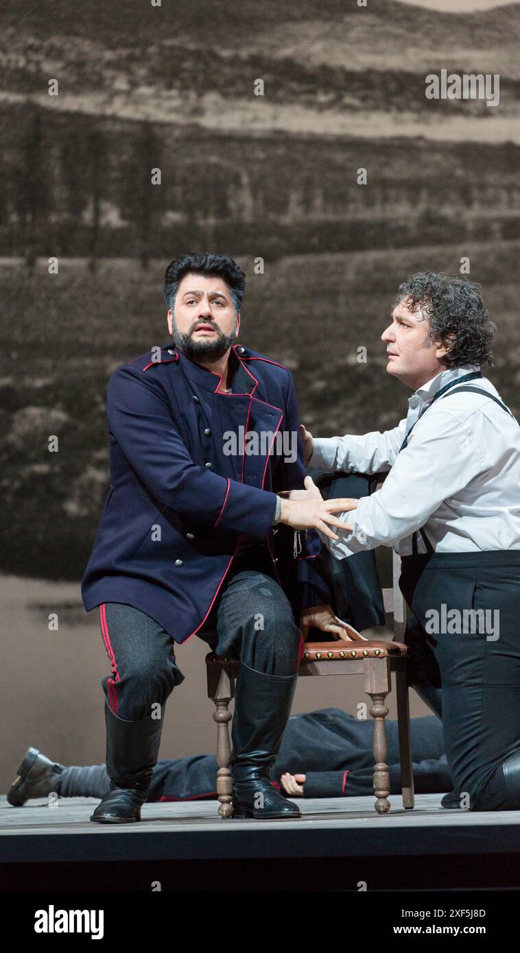 de gauche à droite : Yusif Eyvazov (Don Alvaro), Ludovic Tezier (Don Carlo di Vargas) dans LA FORZA DEL Destino (la Force du destin) au Royal Opera, Covent Garden, Londres WC2 21/03/2019 musique : Giuseppe Verdi chef d'orchestre : Antonio Pappano design : Christian Schmidt éclairage : OLAF Chorégraphe d'hiver : Otto Pichler réalisateur original : Christof Loy Banque D'Images