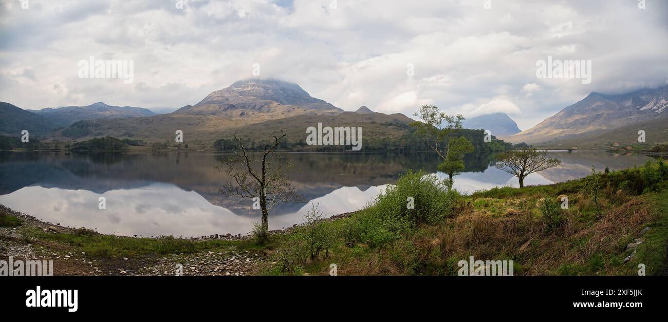 Une vue panoramique du Loch clair et du puissant pic Sgurr Dubh enveloppé dans des nuages bas. Banque D'Images