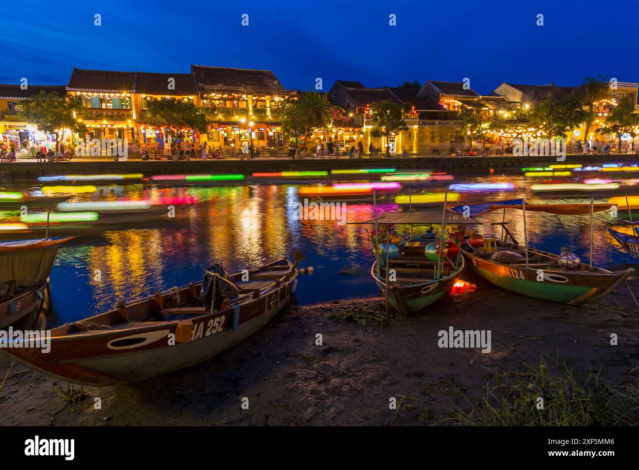Longue exposition de bateaux avec des lanternes colorées longeant la rivière Thu bon à l'heure bleue à Hoi an, Hoian, Centre du Vietnam, Asie en juin Banque D'Images
