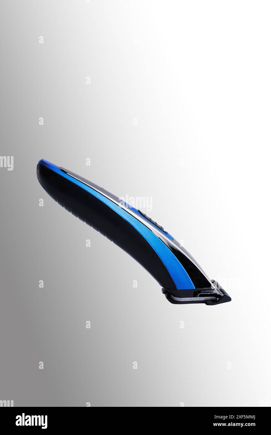 Tondeuse barbe et moustache. Gros plan. Isolé sur un fond gris. Banque D'Images