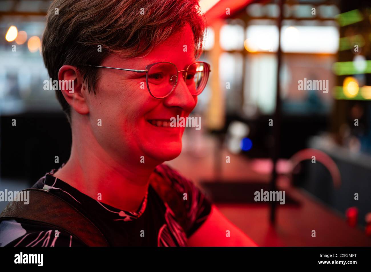 Portrait coloré de lumière d'intérieur d'une femme de 38 ans avec les cheveux blonds courts, Bruxelles, Belgique. Autorisation du modèle Banque D'Images