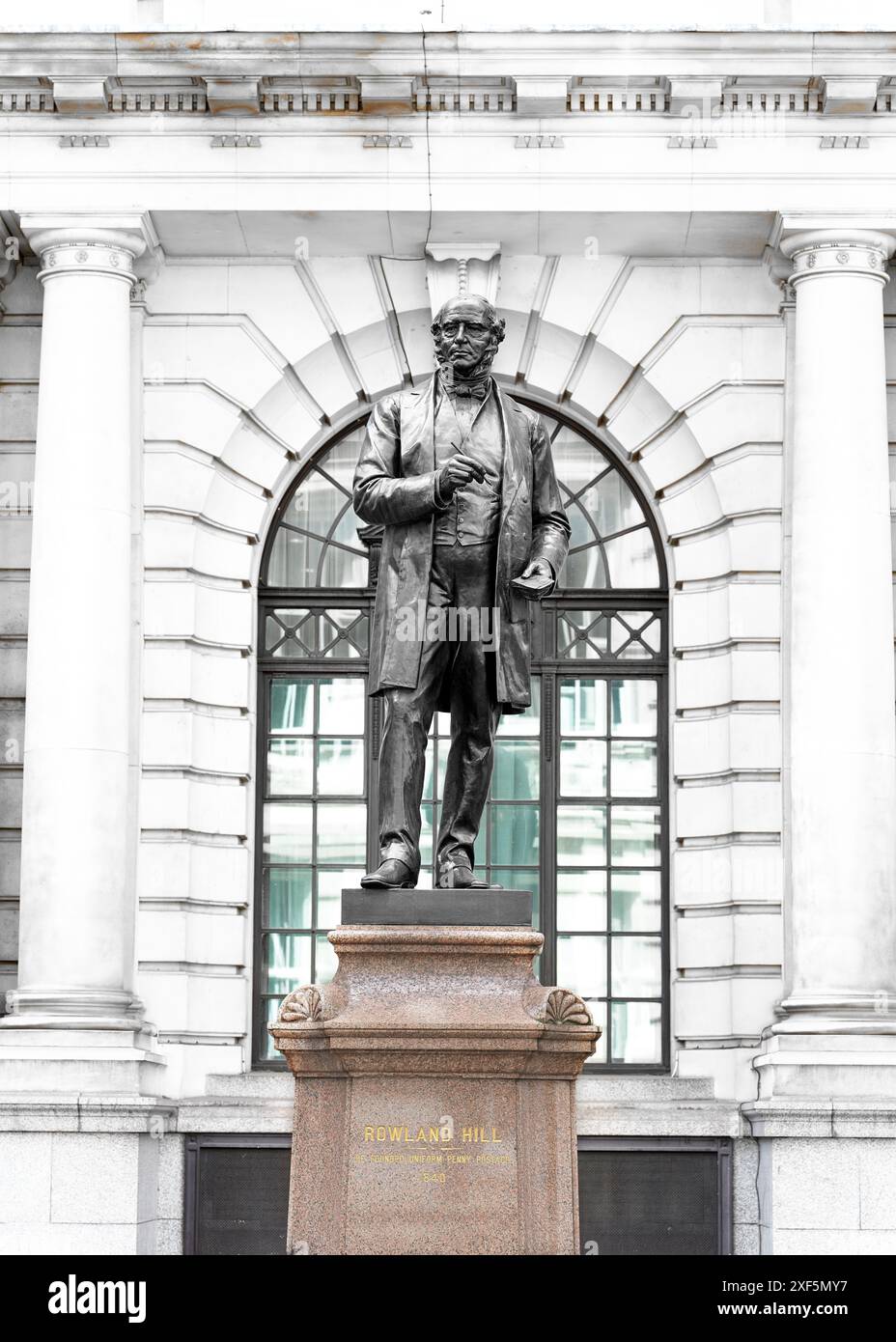 Statue de Rowland Hill (qui a conçu le timbre-poste uniforme au penny en 1840) au bâtiment General Post Offce (GPO), rue le-Grand de St Martin. Banque D'Images