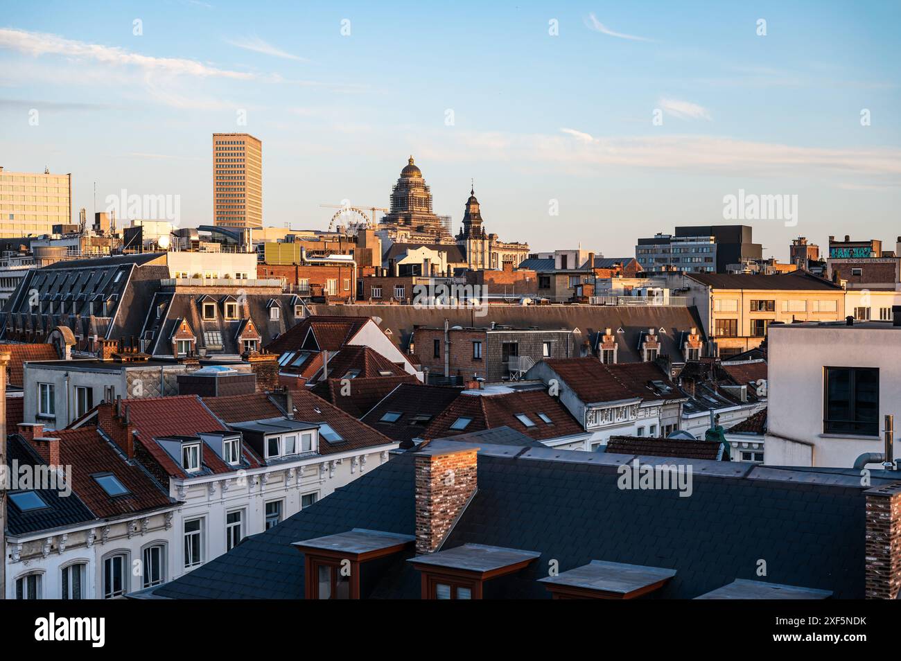 28 juin 2024 - vieille ville de Bruxelles, Belgique - vue panoramique sur le centre-ville historique pendant l'heure d'or Banque D'Images