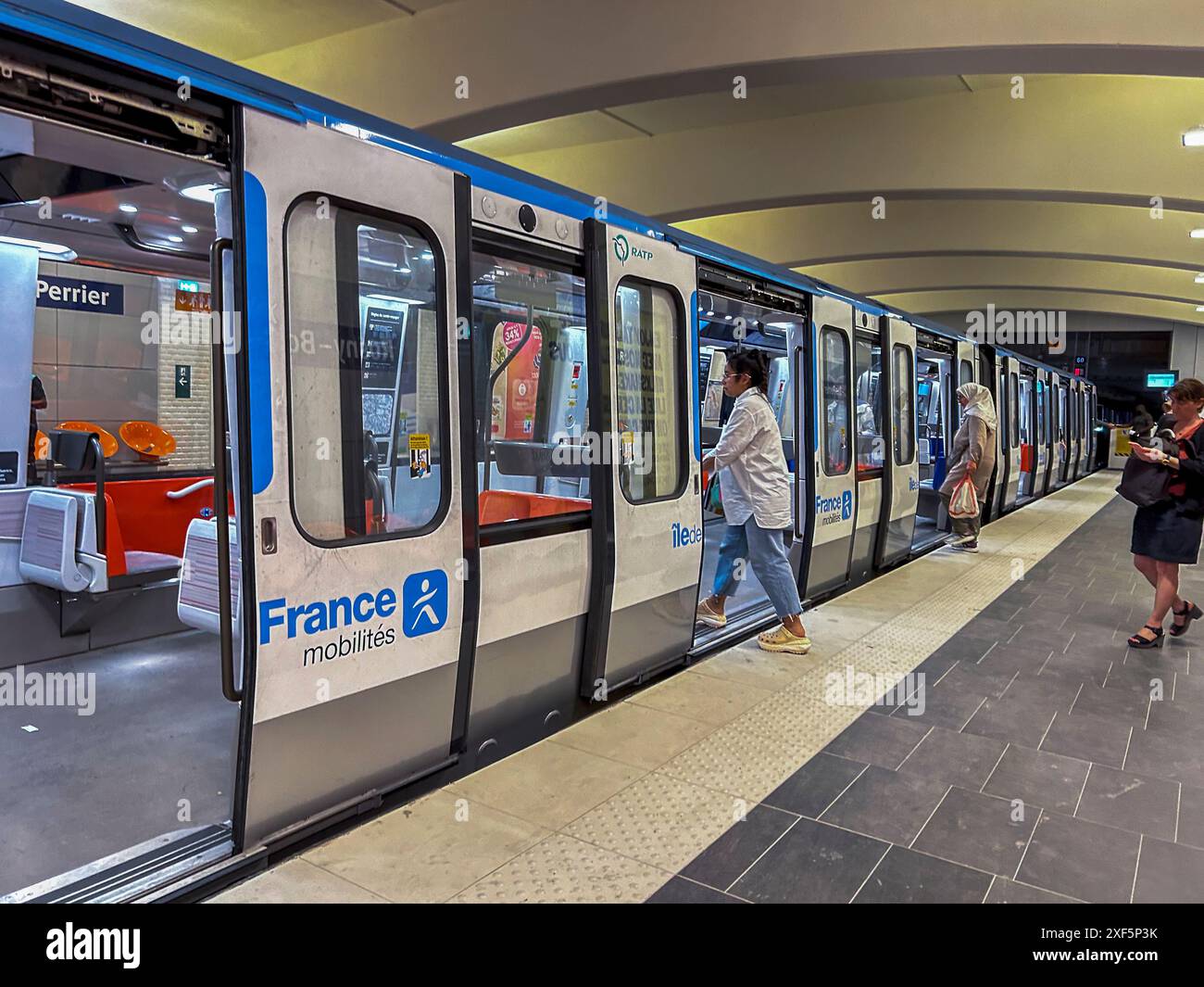 Rosny-sous-bois, France, banlieue parisienne, gens, métro, quai, métro ligne 11, Seine Saint Denis Transports en commun Banque D'Images