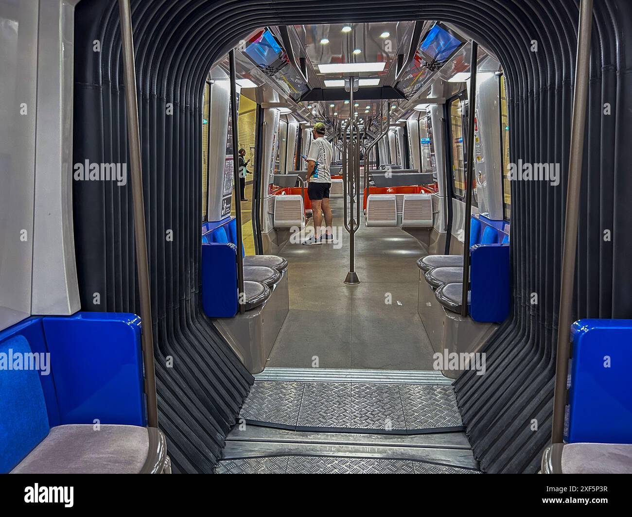 Rosny-sous-bois, France, vue Inside train, banlieue parisienne, MAN en métro, métro ligne 11, Seine Saint Denis Transports publics Banque D'Images