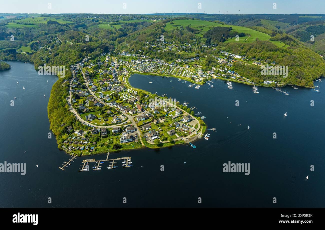 Vue aérienne, camping Woffelsbach et quartier résidentiel Woffelsbach dans la zone de forêt vallonnée, rivière Rur et lac Rursee avec des voiliers, bo Banque D'Images