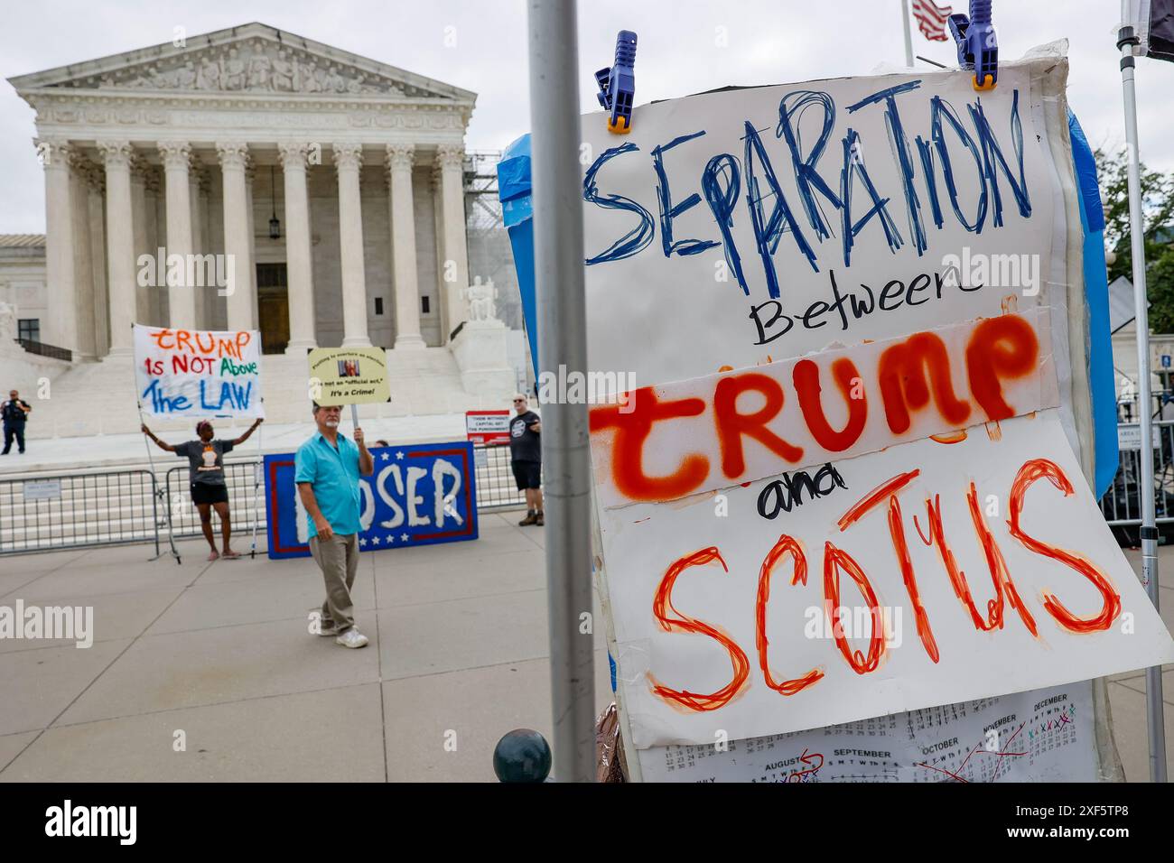 Washington DC, États-Unis. 01 juillet 2024. Les manifestants brandissent des pancartes devant la Cour suprême des États-Unis avant la décision de la Cour d’accorder une immunité limitée à l’ancien président Donald Trump dans son affaire du 6 janvier à la Cour suprême des États-Unis le lundi 1er juillet 2024 à Washington, L’ancien président Trump a obtenu l’immunité pour les actes officiels, mais peut être jugé pour tout autre acte non entrepris à titre offricial. Crédit : UPI/Alamy Live News Banque D'Images