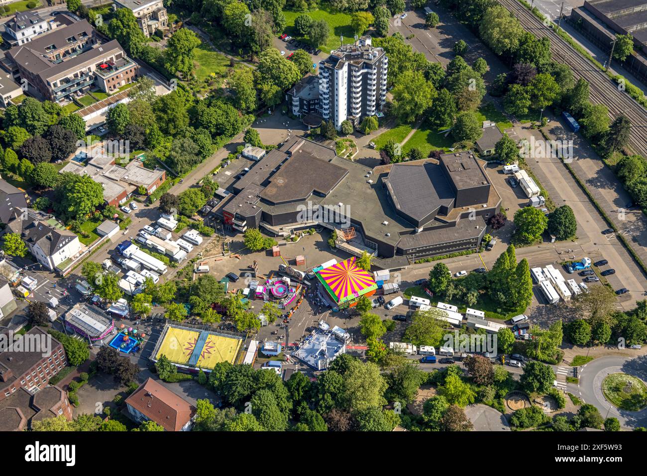 Vue aérienne, foire de l'Ascension sur Berger Straße à Saalbau Witten, Parkhotel Hochhaus, carrousel et stands, Witten, Ruhr zone, Rhénanie du Nord-Westphalie, GE Banque D'Images