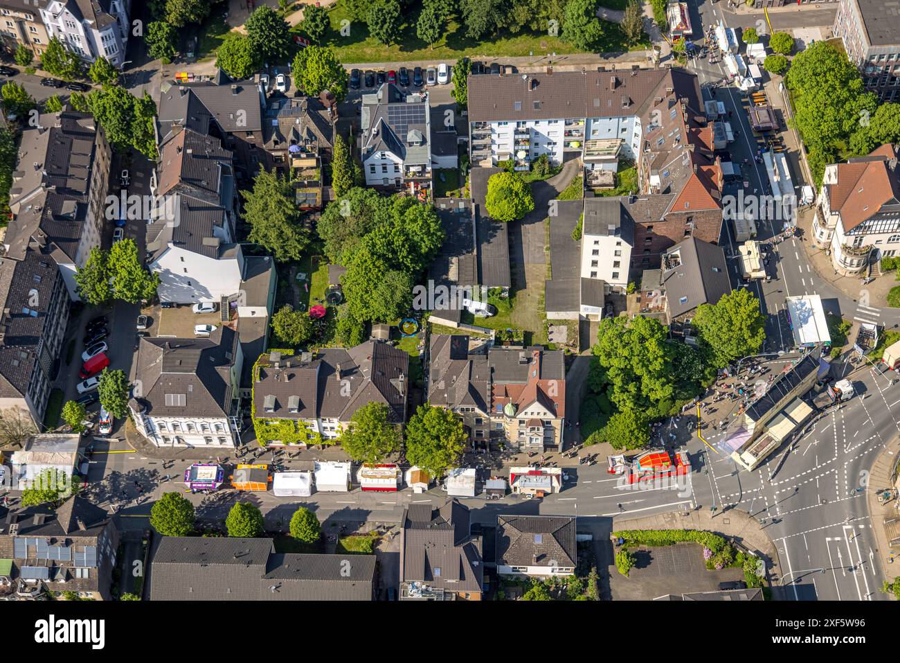 Vue aérienne, foire de l'Ascension sur Ruhrstraße et coin de Berger Straße, carrousel et stands, quartier résidentiel Schillerstraße et Gerichtsstraße avec gr Banque D'Images